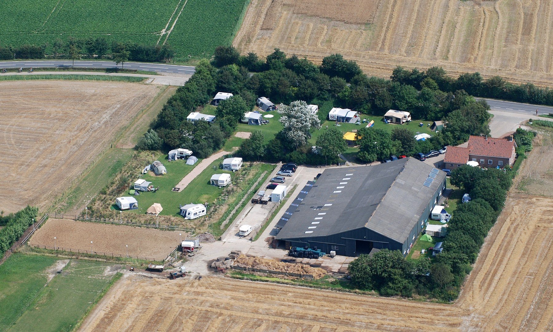 Het erf en de velden van De Buck vanuit de lucht