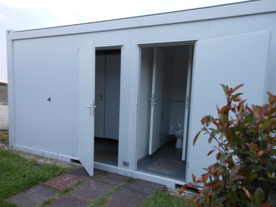 Het sanitairgebouw van De Buck