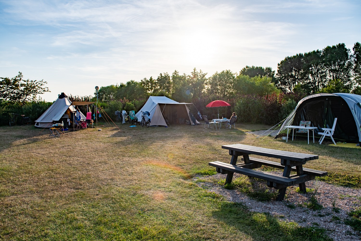 Picknicktafel op het veld