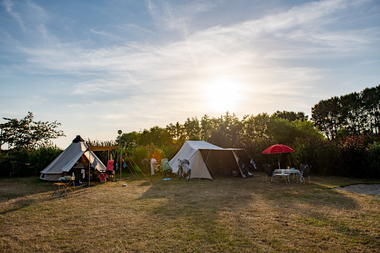 Tenten in het gras
